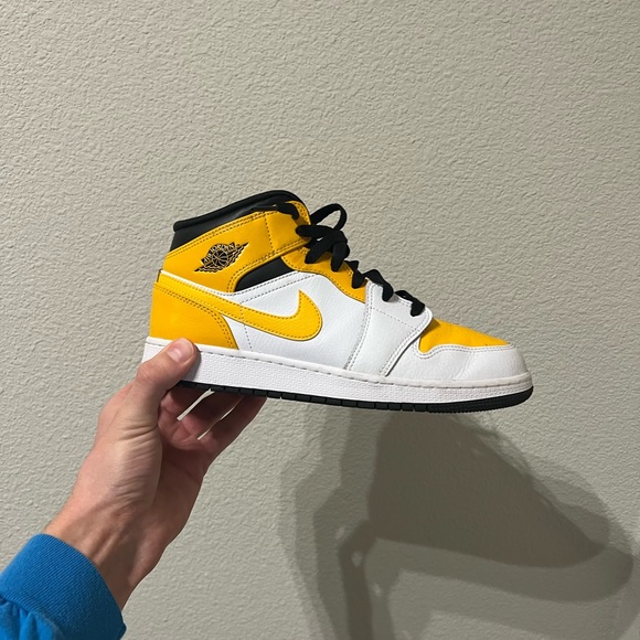 Yellow and white youth jordan 1 - Picture 5 of 7